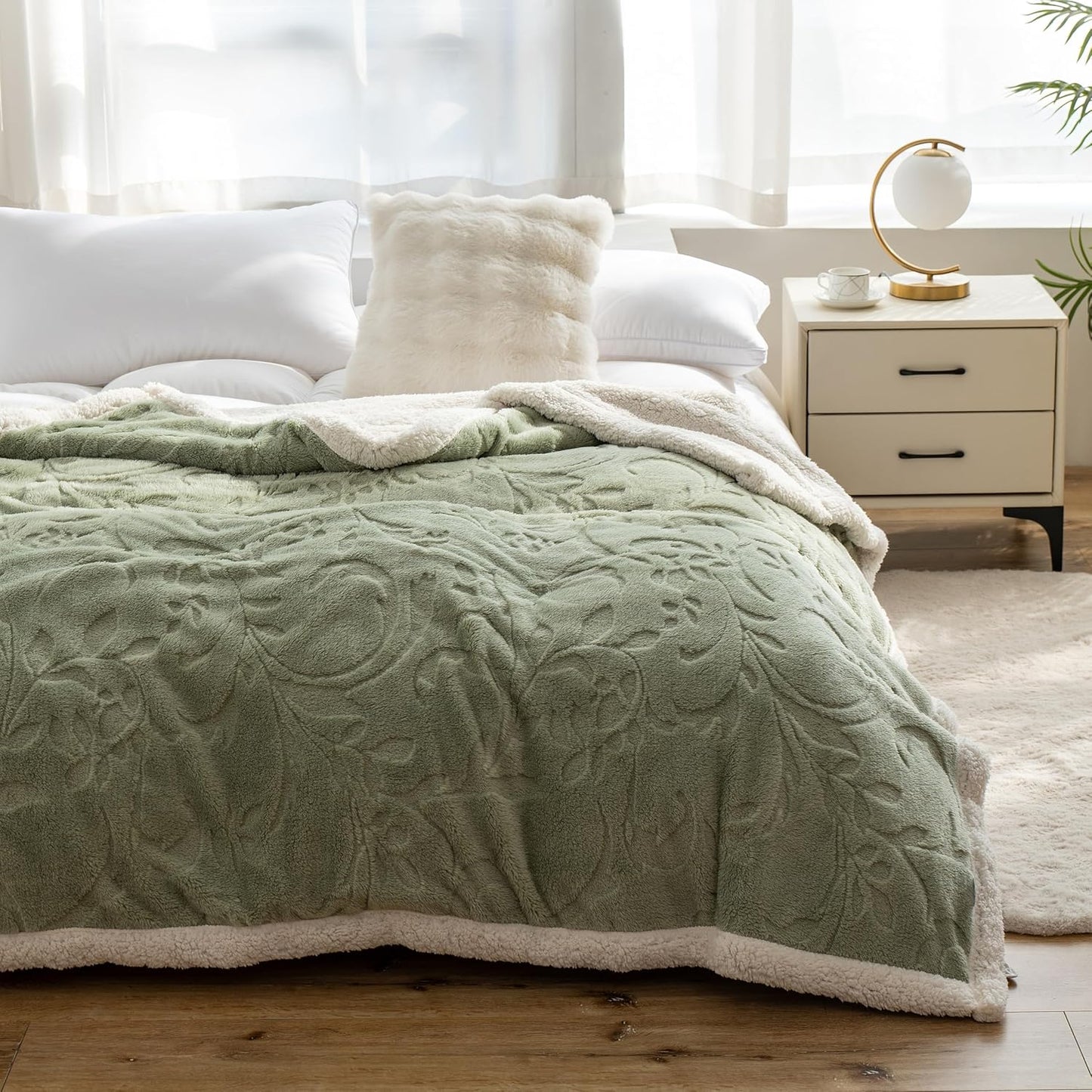 UKELER Sherpa Fleece Blanket 60 × 80 inch, Ultra Soft Twin Size Throw Blanket for All Season, Cozy Plush Floral Throw Blanket for Bed Couch Sofa Office Camping, Off-White