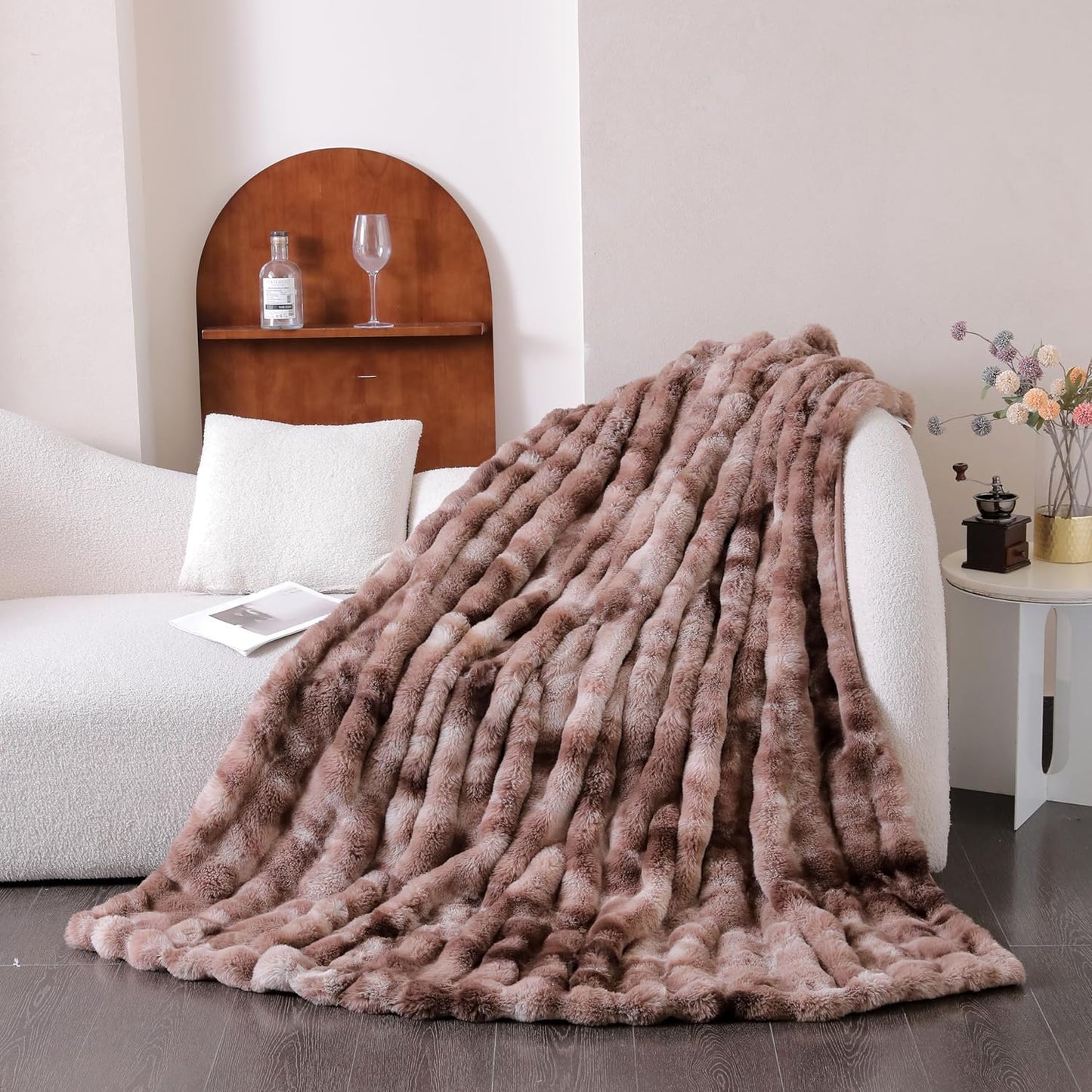 UKELER Sherpa Bed Blanket 80 × 90 inch, Ultra Soft Queen Size Throw Blanket for All Season, 470 GSM Cozy Plush Striped Fleece Blankets for Bedroom Living Room Dorm Hostel Sofa Camping, Camel