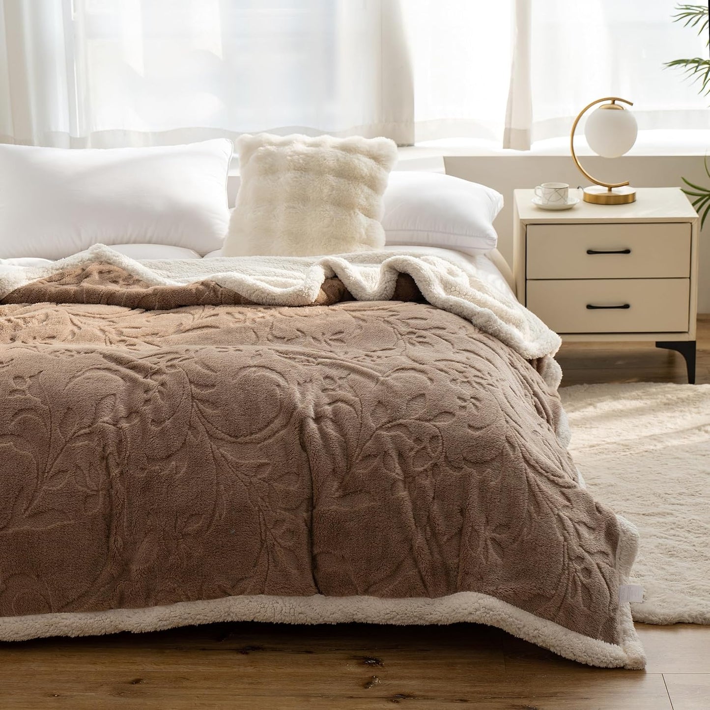 UKELER Sherpa Fleece Blanket 60 × 80 inch, Ultra Soft Twin Size Throw Blanket for All Season, Cozy Plush Floral Throw Blanket for Bed Couch Sofa Office Camping, Off-White